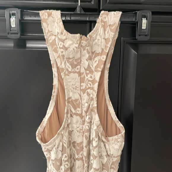 FLORAL MINI DRESS! NUDE COLOR AND WHITE FLORAL! Size: small! Racerback with zip! - Picture 9 of 12